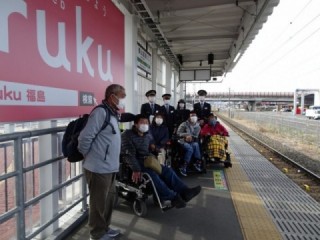 郡山富田駅で列車を待つ自立生活事業部スタッフとJR東日本の職員さん