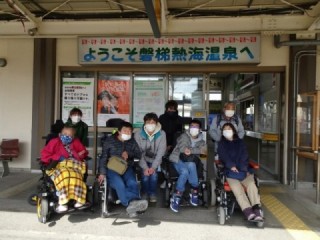 磐梯熱海駅に到着！せっかくなので、記念にみんなでパチリ
